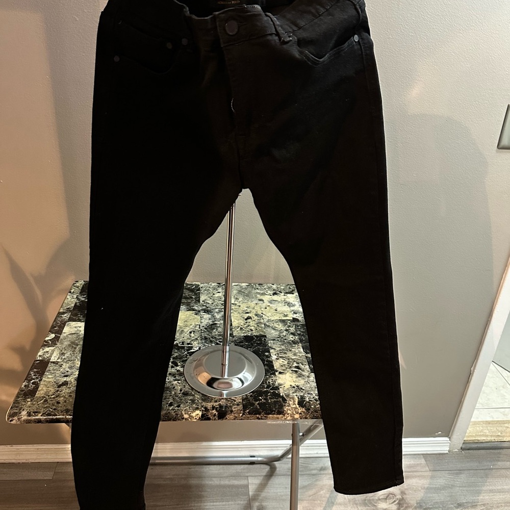 Black Skinny Jeans with Sleek Fit
